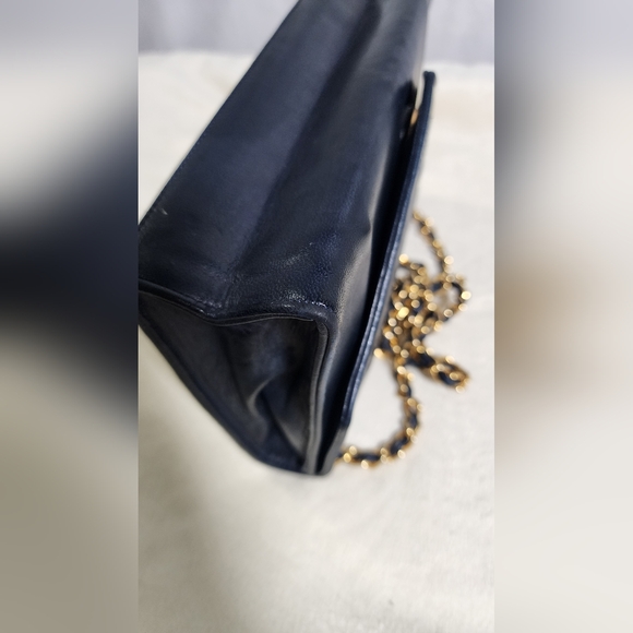 Chanel envelope single flap. 24k gold plated hardware. Minor tarnishing. - Picture 8 of 16